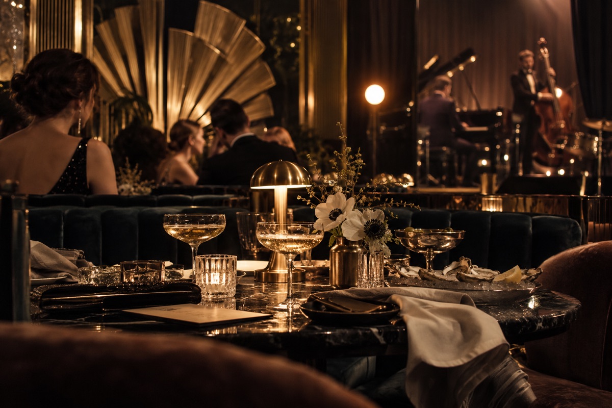 Art deco večer se šampaňskými sklenkami a jazzovou atmosférou